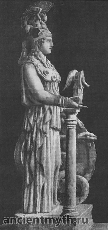 Athena - usando capacete e égide
